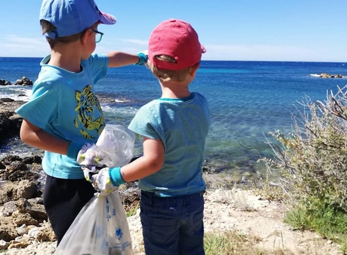 Enfants nettoyage plages